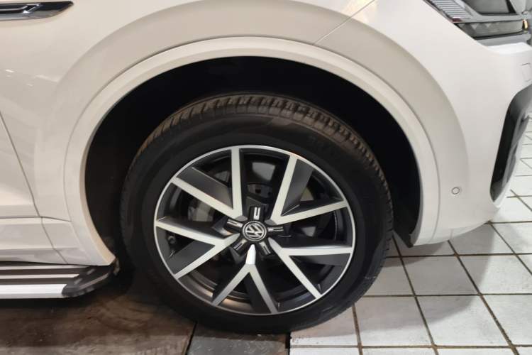 Used Volkswagen Touareg 2020 3.0 TSI Luxury Edition China VI Right Front Wheel Hub