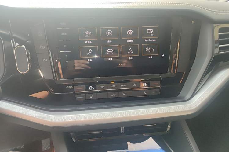 Used Volkswagen Touareg 2021 2.0 TSI Ruiyi Edition Audio And AC Panel