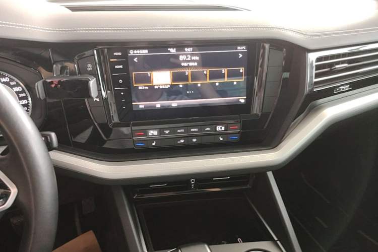 Used Volkswagen Touareg 2021 2.0 TSI Flagship Special Edition Audio And AC Panel