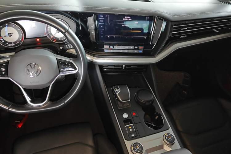 Used Volkswagen Touareg 2021 2.0 TSI Flagship Special Edition Audio And AC Panel