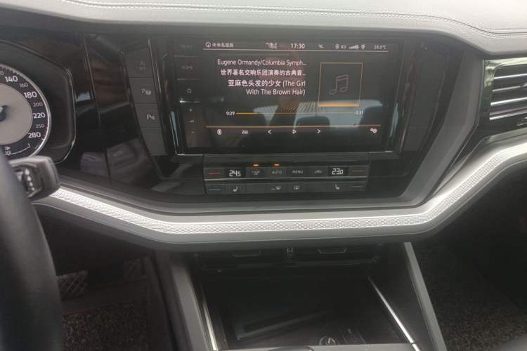 Used Volkswagen Touareg 2021 2.0 TSI Flagship Special Edition Audio And AC Panel