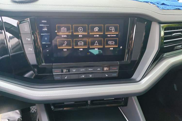 Used Volkswagen Touareg 2021 2.0 TSI Flagship Special Edition Audio And AC Panel
