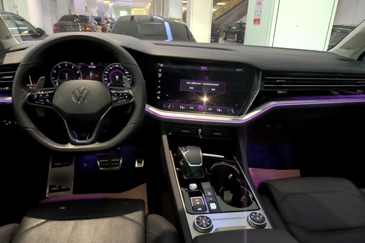 Used Volkswagen Touareg 2021 3.0 TSI Luxury Edition Black Diamond Sport Package Center Console