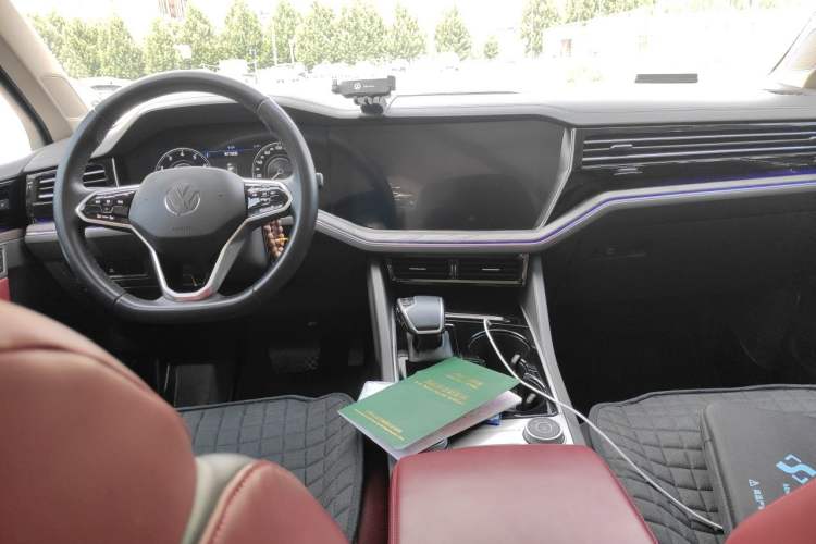 Used Volkswagen Touareg 2021 3.0 TSI Luxury Edition Black Diamond Sport Package Center Console