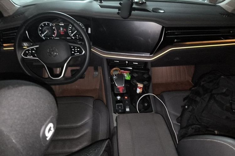 Used Volkswagen Touareg 2021 3.0 TSI Luxury Edition Black Diamond Sport Package Center Console