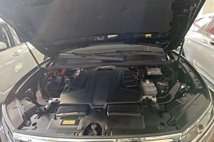 Used Volkswagen Touareg 2021 2.0 TSI RuiShang Edition Engine Bay