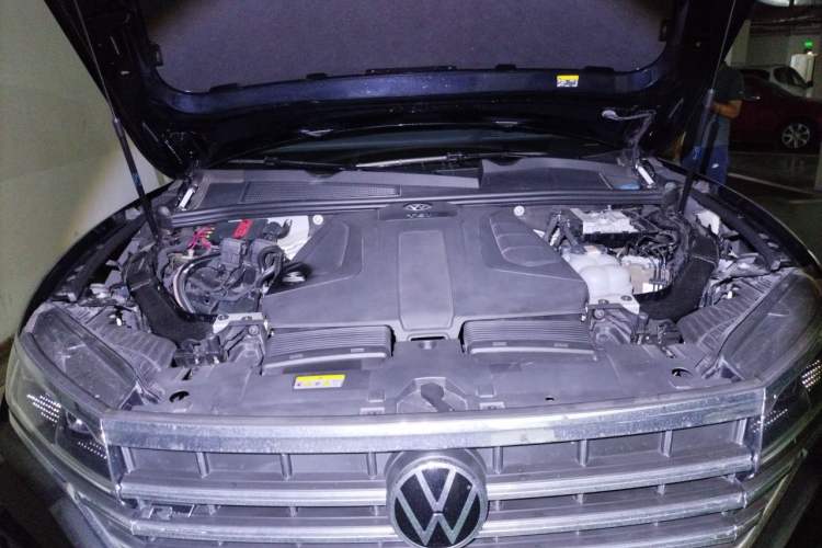 Used Volkswagen Touareg 2021 2.0 TSI RuiShang Edition Engine Bay
