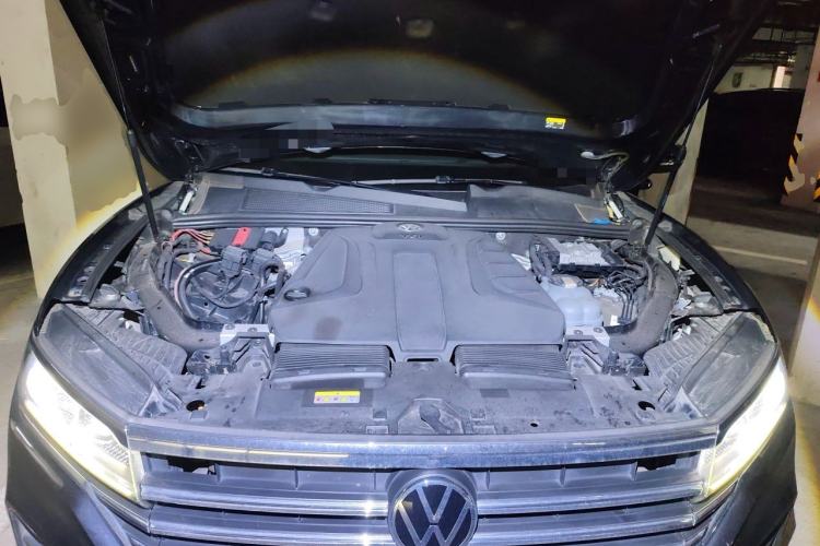 Used Volkswagen Touareg 2021 2.0 TSI Flagship Special Edition Engine Bay