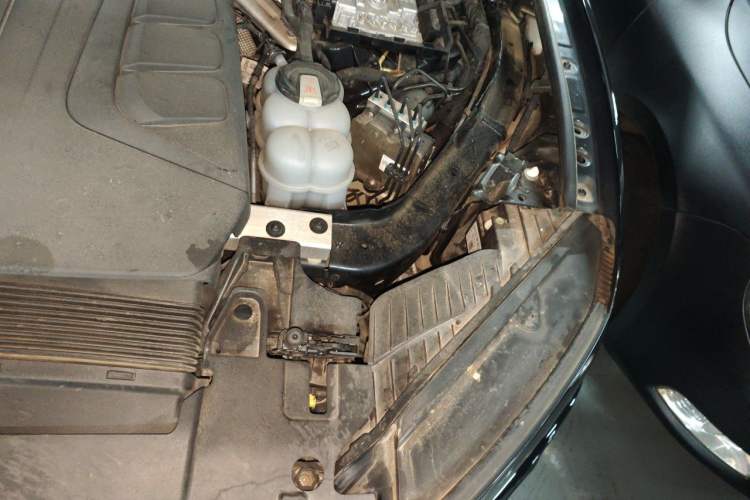 Used Volkswagen Touareg 2021 2.0 TSI Flagship Special Edition Engine Bay Left