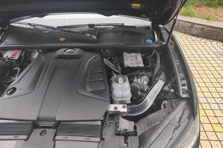 Used Volkswagen Touareg 2021 2.0 TSI Flagship Special Edition Engine Bay Left