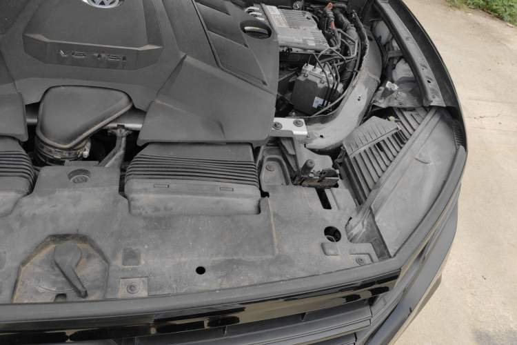 Used Volkswagen Touareg 2021 3.0 TSI Luxury Edition Black Diamond Sport Package Engine Bay Left