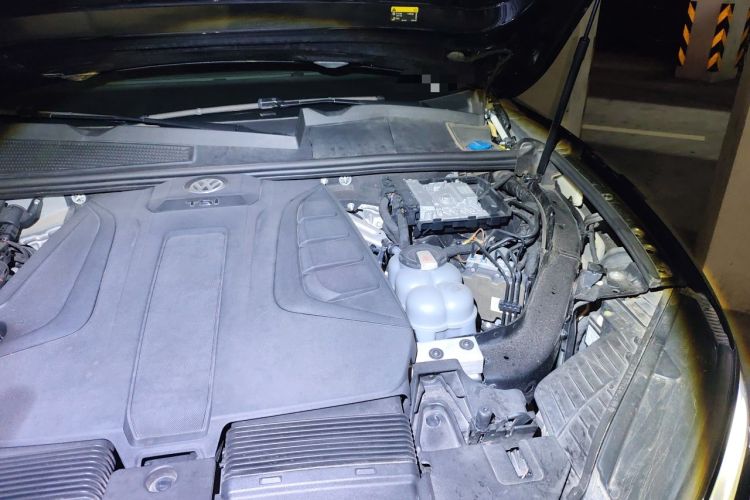 Used Volkswagen Touareg 2021 2.0 TSI Flagship Special Edition Engine Bay Left