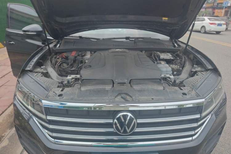 Used Volkswagen Touareg 2021 2.0 TSI Flagship Special Edition Engine Bay