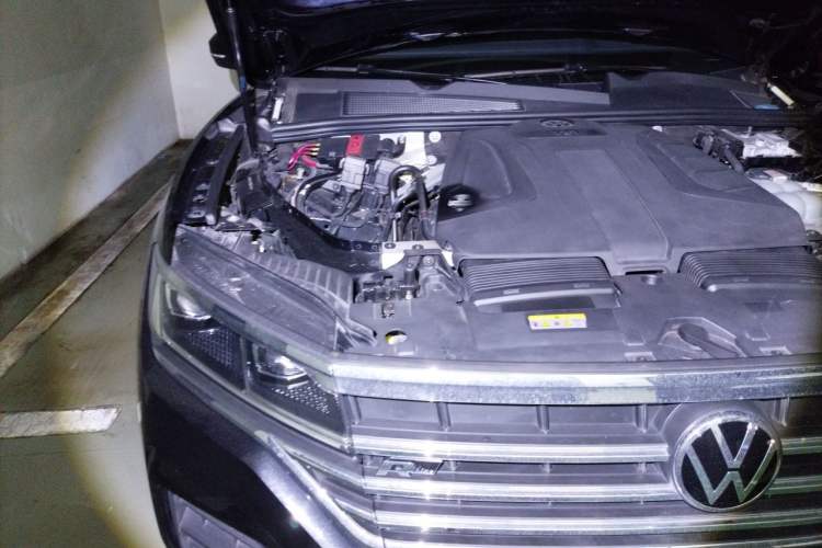 Used Volkswagen Touareg 2021 2.0 TSI RuiShang Edition Engine Bay Right
