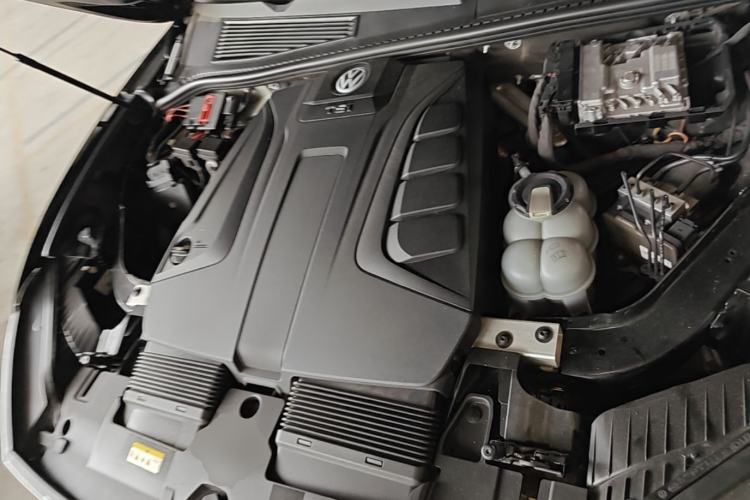 Used Volkswagen Touareg 2021 2.0 TSI Flagship Special Edition Engine Bay