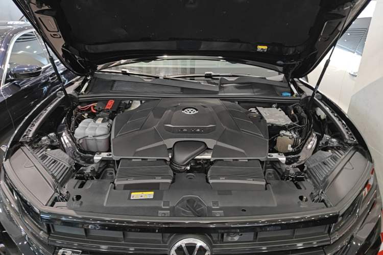 Used Volkswagen Touareg 2021 3.0 TSI Prestige Edition Engine Bay