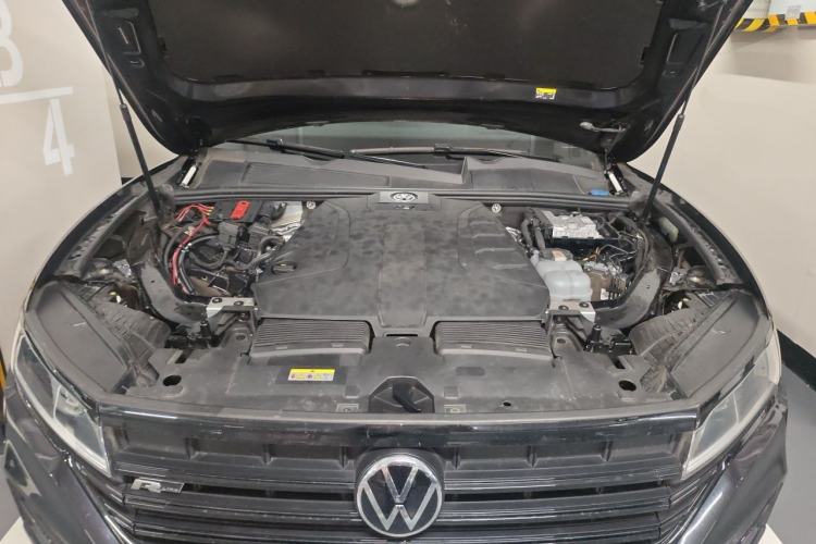Used Volkswagen Touareg 2021 2.0 TSI Ruiyi Edition Engine Bay