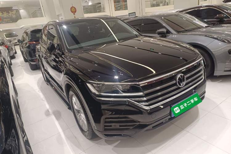 Used Volkswagen Touareg 2021 2.0 TSI Flagship Special Edition Front Right 45 Deg
