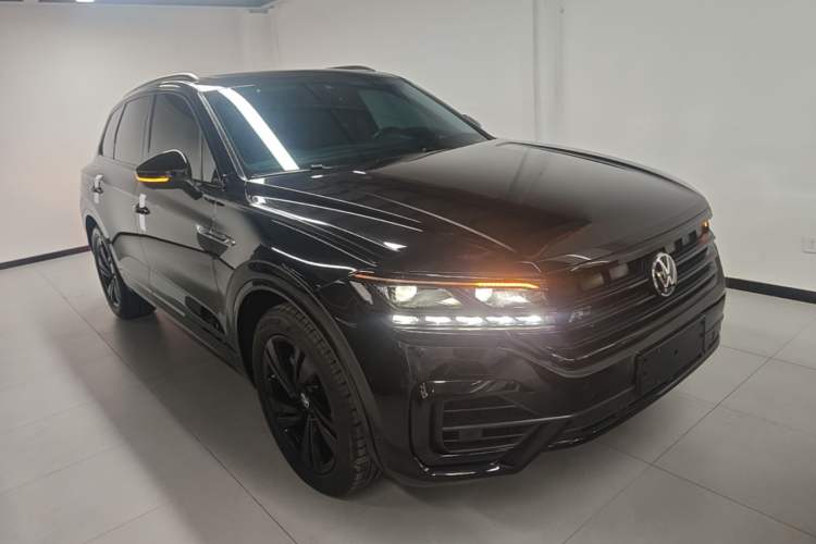 Used Volkswagen Touareg 2021 3.0 TSI Luxury Edition Black Diamond Sport Package Front Right 45 Deg