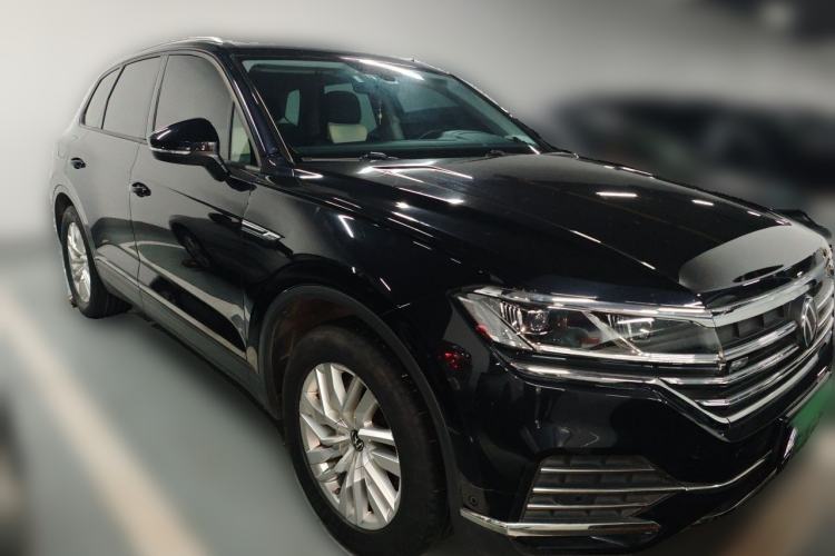 Used Volkswagen Touareg 2021 2.0 TSI Flagship Special Edition Front Right 45 Deg