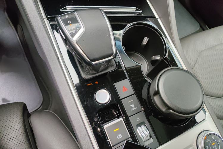 Used Volkswagen Touareg 2021 3.0 TSI Luxury Edition Black Diamond Sport Package Gear Lever