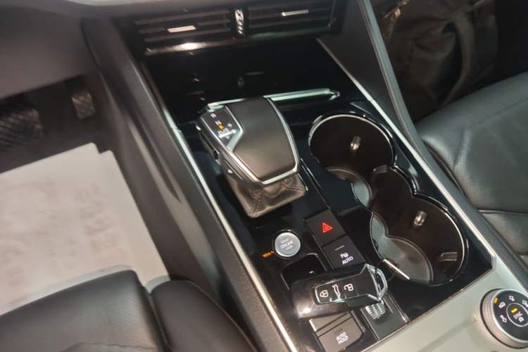 Used Volkswagen Touareg 2021 3.0 TSI Luxury Edition Black Diamond Sport Package Gear Lever