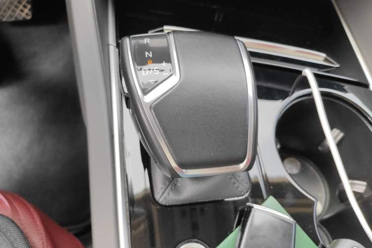Used Volkswagen Touareg 2021 3.0 TSI Luxury Edition Black Diamond Sport Package Gear Lever