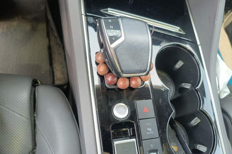 Used Volkswagen Touareg 2021 3.0 TSI Luxury Edition Black Diamond Sport Package Gear Lever