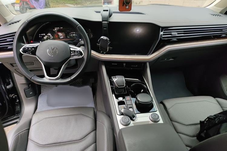 Used Volkswagen Touareg 2021 3.0 TSI Luxury Edition Black Diamond Sport Package Interior 2