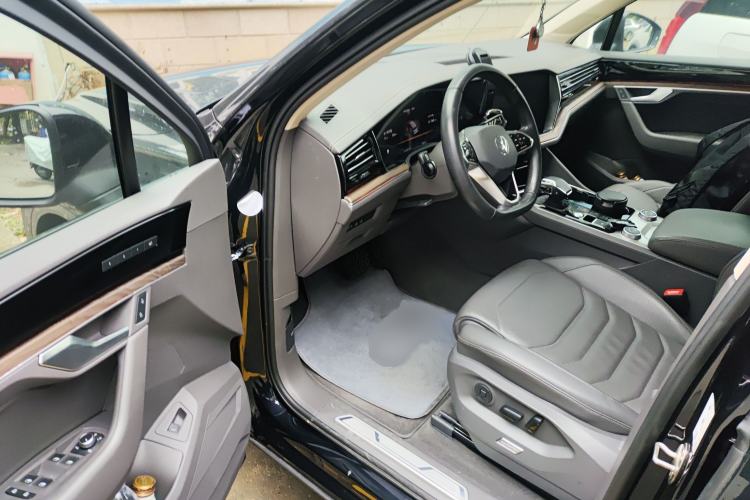 Used Volkswagen Touareg 2021 3.0 TSI Luxury Edition Black Diamond Sport Package Interior 3