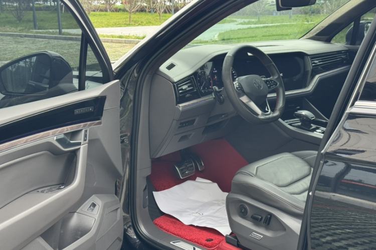 Used Volkswagen Touareg 2021 3.0 TSI Prestige Edition Classic Sport Package Interior 3