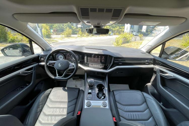 Used Volkswagen Touareg 2021 2.0 TSI Flagship Special Edition Interior 4