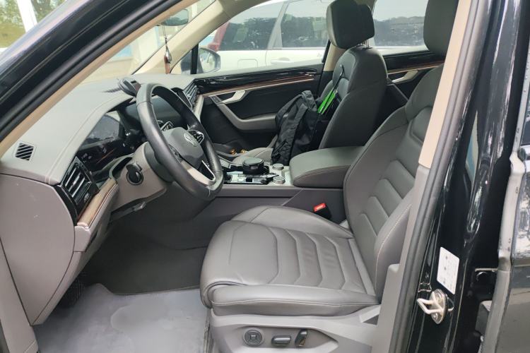 Used Volkswagen Touareg 2021 3.0 TSI Luxury Edition Black Diamond Sport Package Left Front Seat
