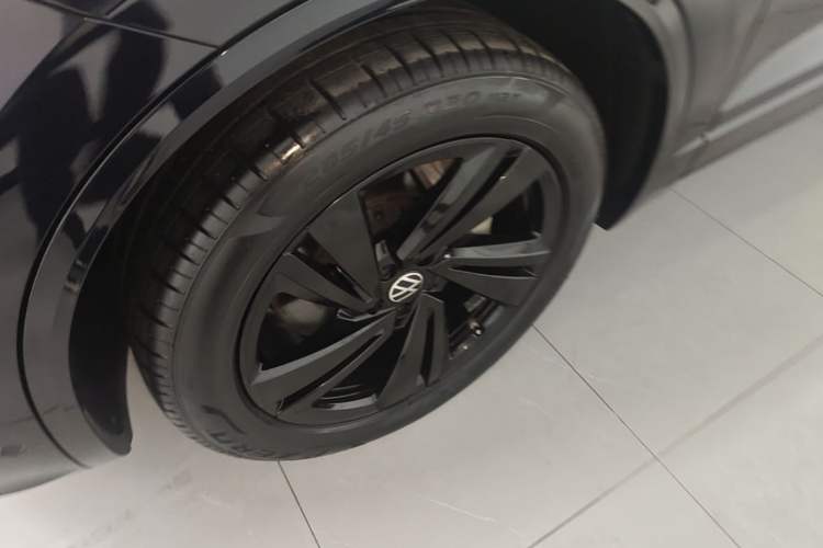 Used Volkswagen Touareg 2021 3.0 TSI Luxury Edition Black Diamond Sport Package Left Front Wheel Hub