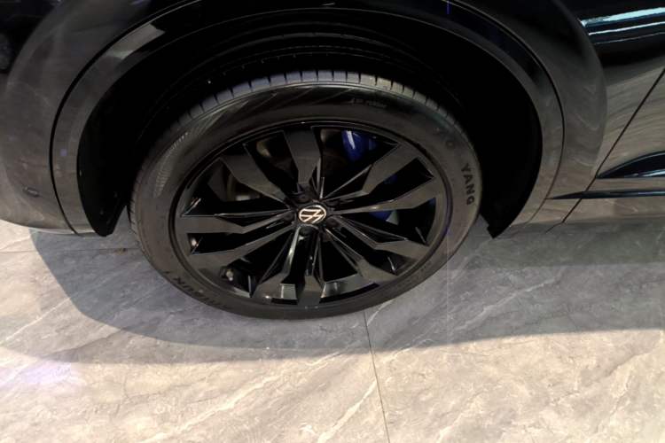 Used Volkswagen Touareg 2021 3.0 TSI Luxury Edition Black Diamond Sport Package Left Front Wheel Hub