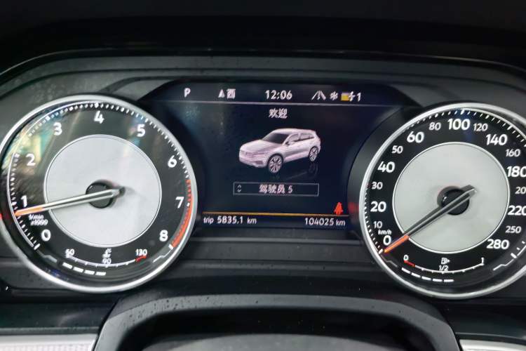 Used Volkswagen Touareg 2021 2.0 TSI Flagship Special Edition Odometer Close Up