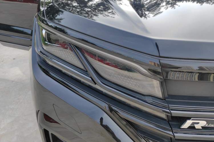 Used Volkswagen Touareg 2021 3.0 TSI Luxury Edition Black Diamond Sport Package Right Front Headlight