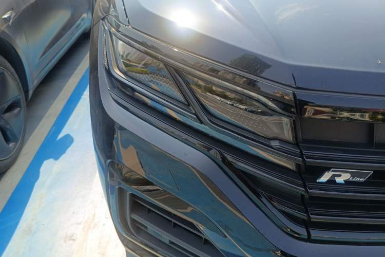 Used Volkswagen Touareg 2021 3.0 TSI Luxury Edition Black Diamond Sport Package Right Front Headlight