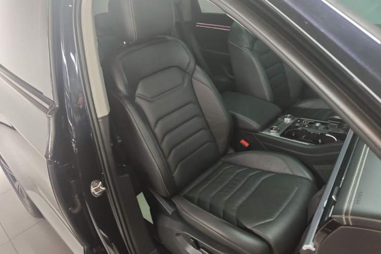 Used Volkswagen Touareg 2021 3.0 TSI Luxury Edition Black Diamond Sport Package Right Front Seat