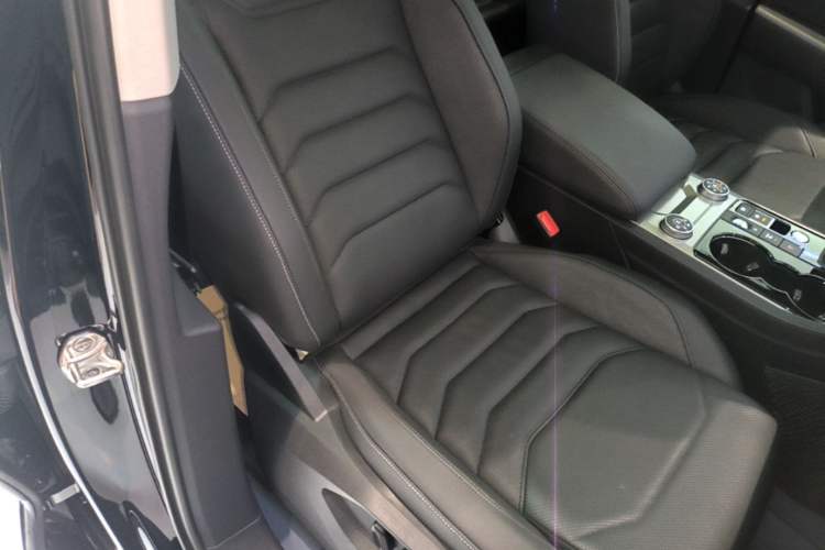 Used Volkswagen Touareg 2021 3.0 TSI Luxury Edition Black Diamond Sport Package Right Front Seat