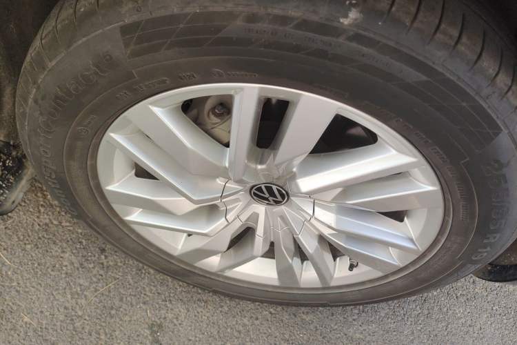 Used Volkswagen Touareg 2021 2.0 TSI RuiShang Edition Right Front Wheel Hub