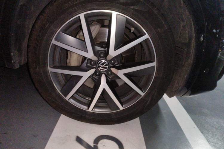 Used Volkswagen Touareg 2021 3.0 TSI Prestige Edition Classic Sport Package Right Front Wheel Hub