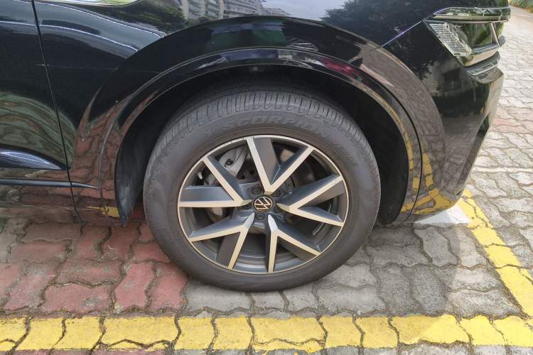 Used Volkswagen Touareg 2021 3.0 TSI Prestige Edition Classic Sport Package Right Front Wheel Hub