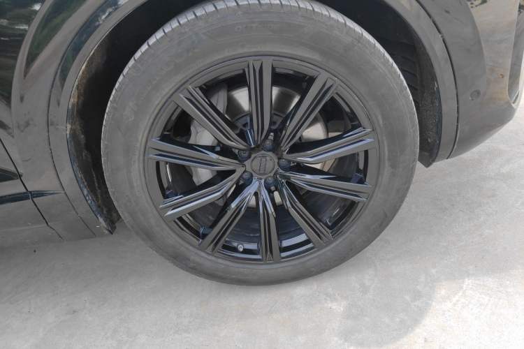 Used Volkswagen Touareg 2021 3.0 TSI Luxury Edition Black Diamond Sport Package Right Front Wheel Hub