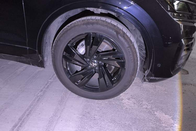 Used Volkswagen Touareg 2021 3.0 TSI Luxury Edition Black Diamond Sport Package Right Front Wheel Hub