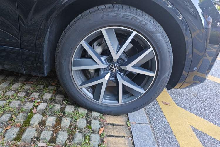 Used Volkswagen Touareg 2021 3.0 TSI Prestige Edition Classic Sport Package Right Front Wheel Hub