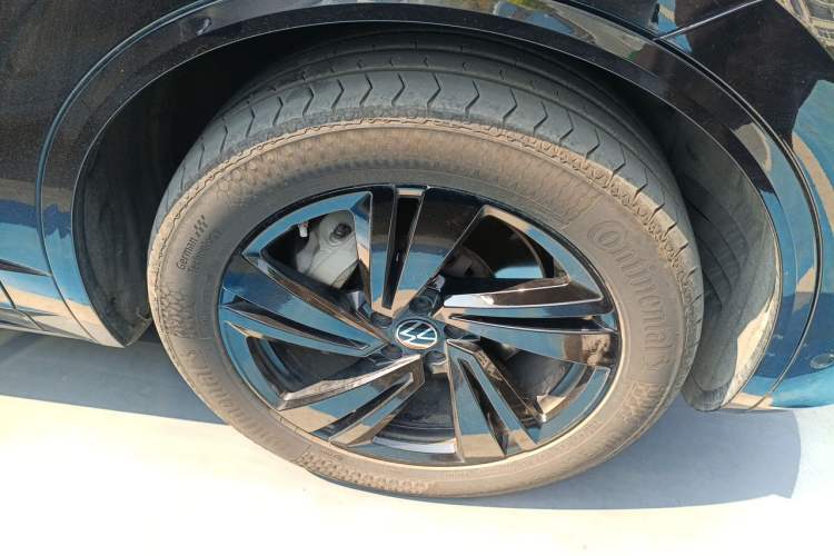 Used Volkswagen Touareg 2021 3.0 TSI Luxury Edition Black Diamond Sport Package Right Front Wheel Hub