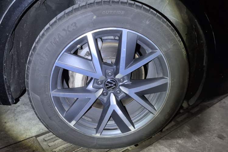 Used Volkswagen Touareg 2021 3.0 TSI Prestige Edition Classic Sport Package Right Front Wheel Hub