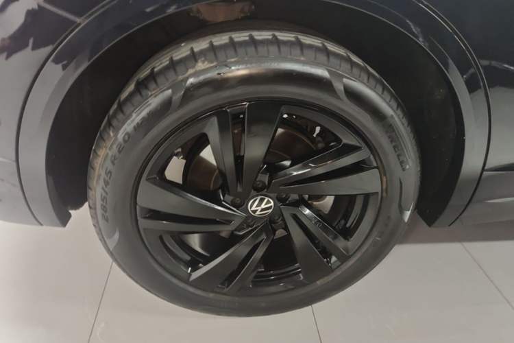 Used Volkswagen Touareg 2021 3.0 TSI Luxury Edition Black Diamond Sport Package Right Rear Wheel Hub