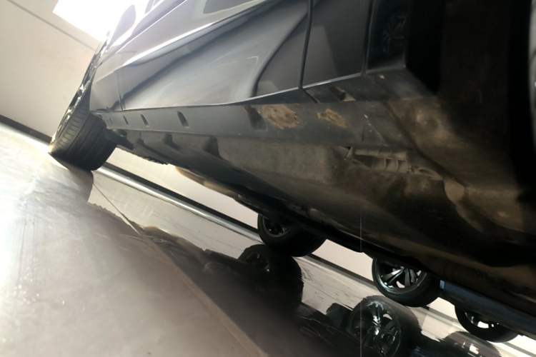 Used Volkswagen Touareg 2021 3.0 TSI Luxury Edition Black Diamond Sport Package Right Side Sill